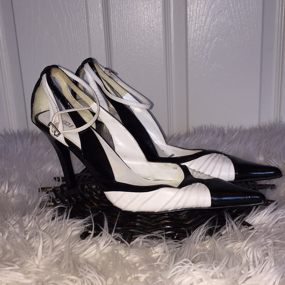 BLACK AND WHITE POINTED TOE HEELS 👠